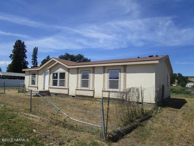 11303 Gilbert Road Yakima, WA 98903 - Photo 15 of 28 a front view of a house with a yard