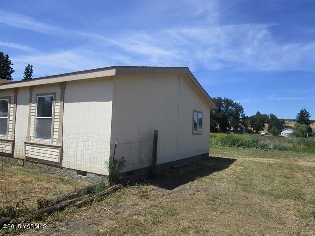 11303 Gilbert Road Yakima, WA 98903 - Photo 16 of 28 a backyard of a house with lots of green space