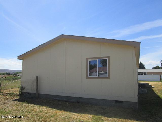 11303 Gilbert Road Yakima, WA 98903 - Photo 18 of 28 a backyard of a house