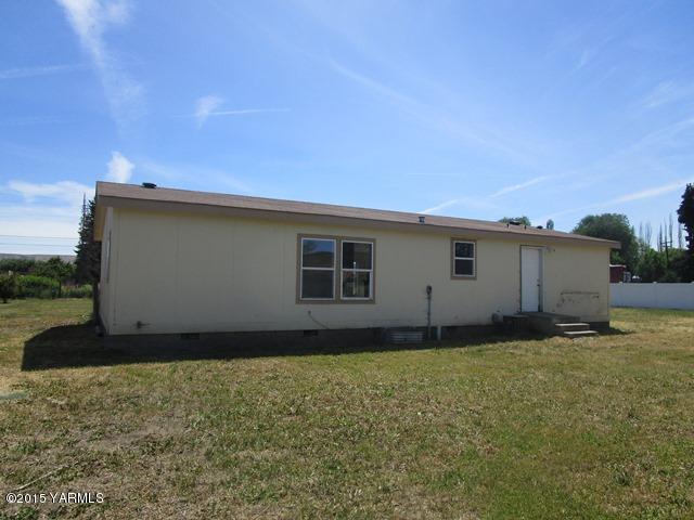 11303 Gilbert Road Yakima, WA 98903 - Photo 20 of 28 a backyard of a house