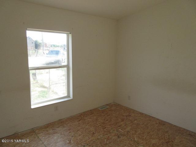 11303 Gilbert Road Yakima, WA 98903 - Photo 3 of 28 an empty room with a window