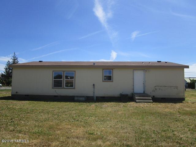 11303 Gilbert Road Yakima, WA 98903 - Photo 21 of 28 a house with yard