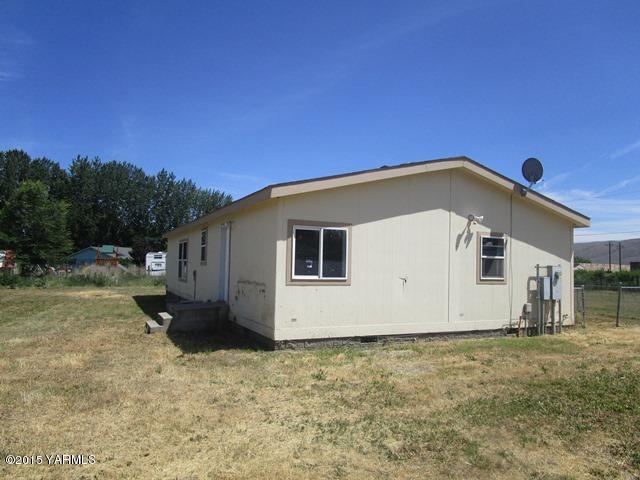 11303 Gilbert Road Yakima, WA 98903 - Photo 23 of 28 a view of a house with backyard