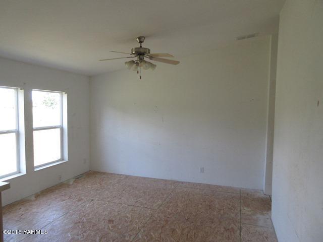 11303 Gilbert Road Yakima, WA 98903 - Photo 5 of 28 an empty room with a window