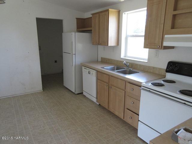 11303 Gilbert Road Yakima, WA 98903 - Photo 8 of 28 a kitchen with a sink cabinets and window