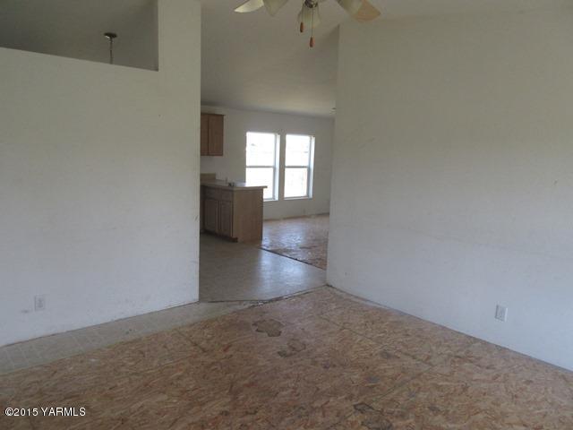 11303 Gilbert Road Yakima, WA 98903 - Photo 9 of 28 a view of empty room