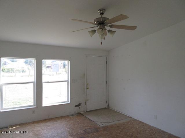 11303 Gilbert Road Yakima, WA 98903 - Photo 10 of 28 an empty room with a window