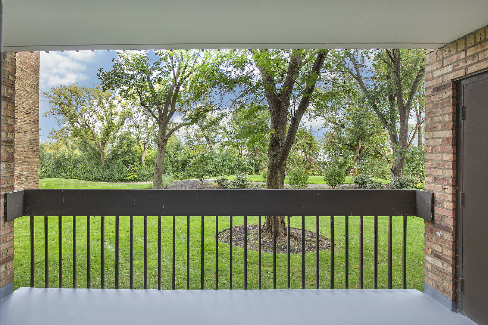 1621 Mission Hills Road, Unit 104 Northbrook, IL 60062 - Photo 23 of 29 a outdoor view from a bench