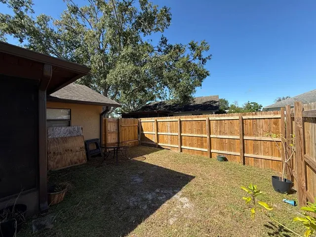 a view of a backyard