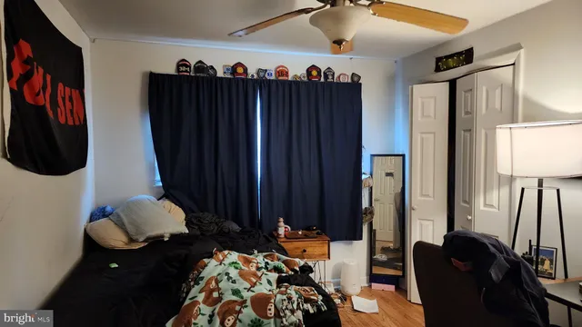 a bed room with a bed and a closet