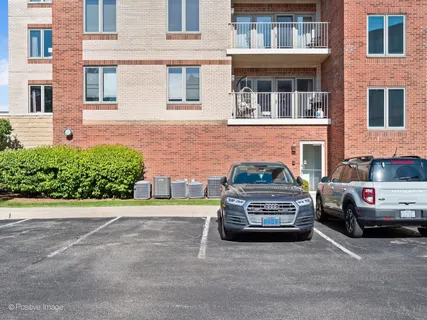$384,900 | 175 West Brush Hill Road, Unit 104, Elmhurst, IL 60126
