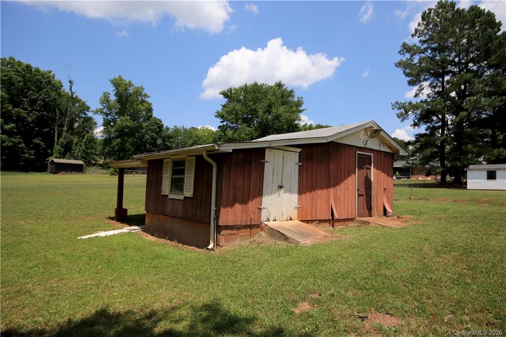 206 Partridge Road, Unit 9 & 11 Union, SC 29379 - Photo 19 of 21 a view of backyard with a barn and large trees