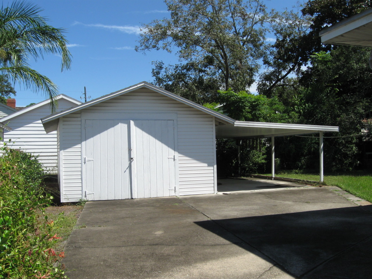 1047 Chatford Road Jacksonville, FL 32207 - Photo 10 of 10 Garage