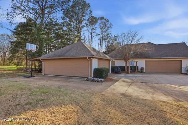 $474,500 | 226 Meadowlands Drive, Brandon, MS 39047