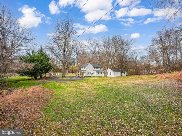 a view of yard with green space
