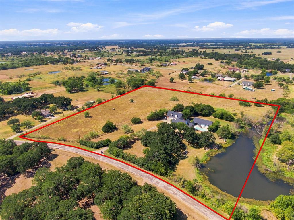Showing approximate property lines