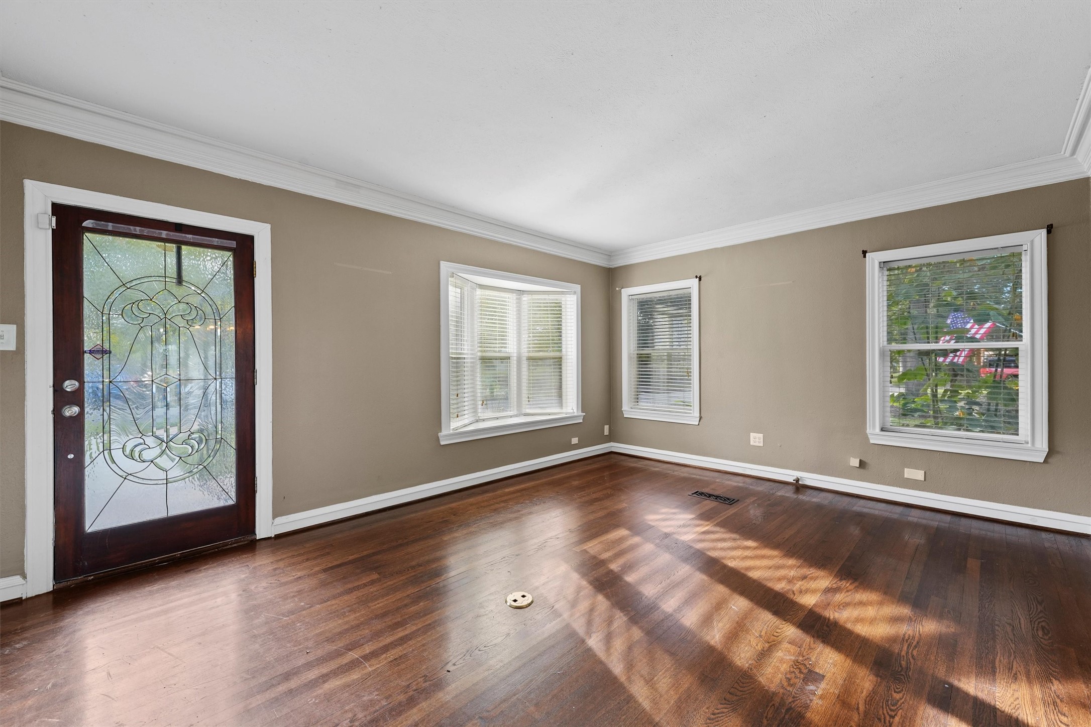 6733 Sylvan Road Houston, TX 77023 - Photo 6 of 26 View from the living room to the front door.