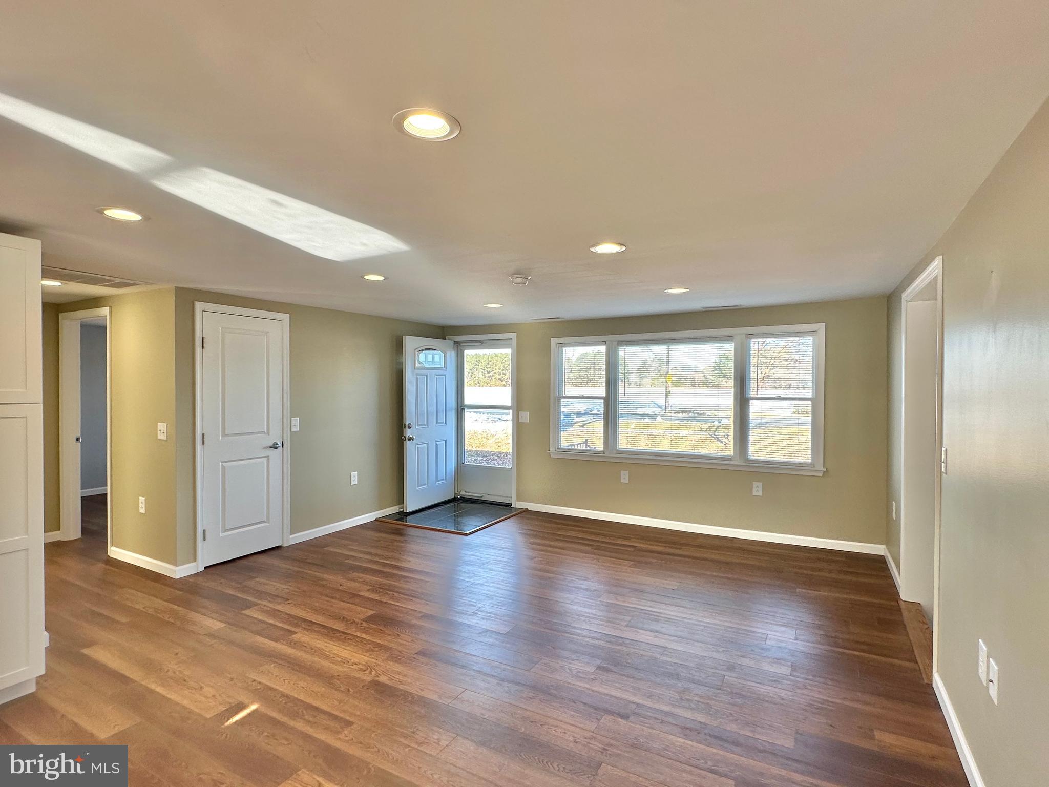 10350 North Claiborne Road Claiborne, MD 21624 - Photo 4 of 18 Living Room