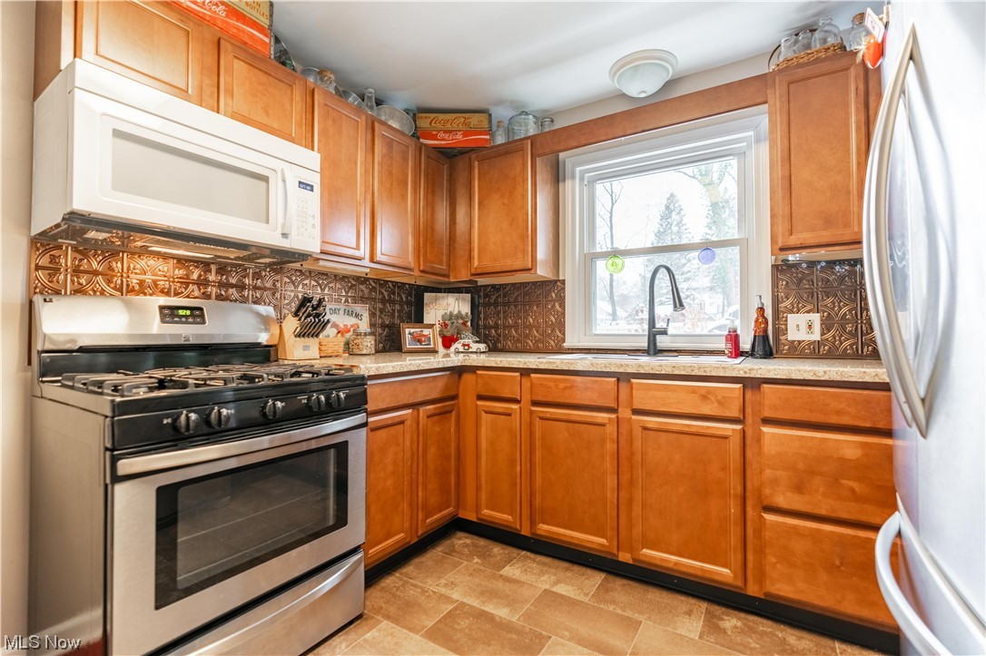 157 Everhard Road Southwest North Canton, OH 44720 - Photo 11 of 37 Gas stainless steel stove
