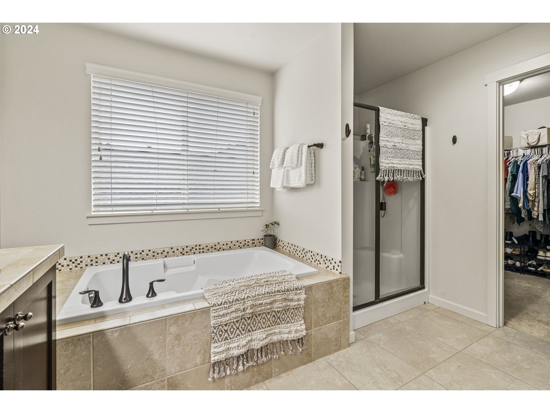 266 North Green Gables Loop Ridgefield, WA 98642 - Photo 22 of 37 a bathroom with a tub sink and mirror