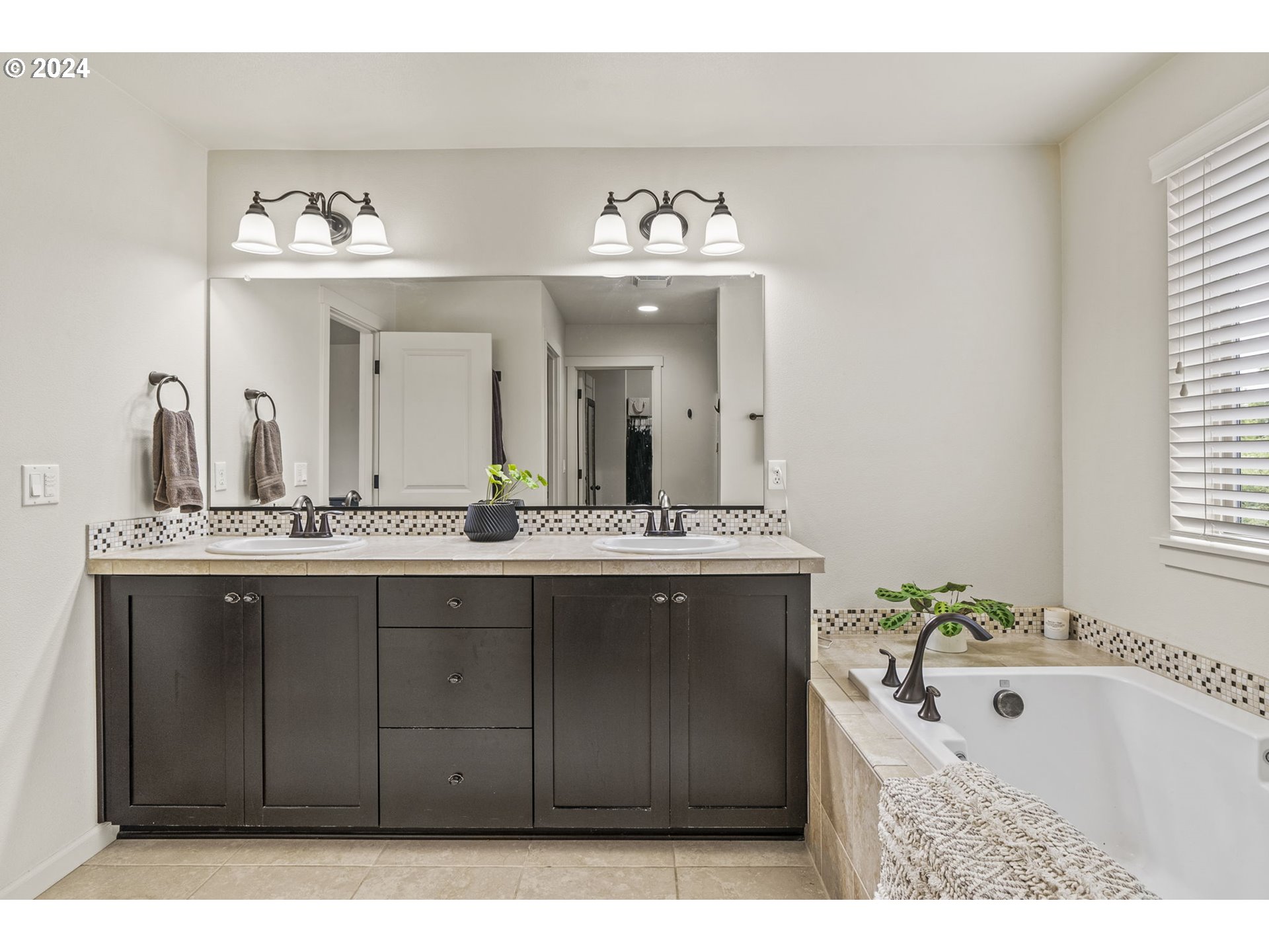 266 North Green Gables Loop Ridgefield, WA 98642 - Photo 23 of 37 a bathroom with a sink double vanity granite tub and a mirror