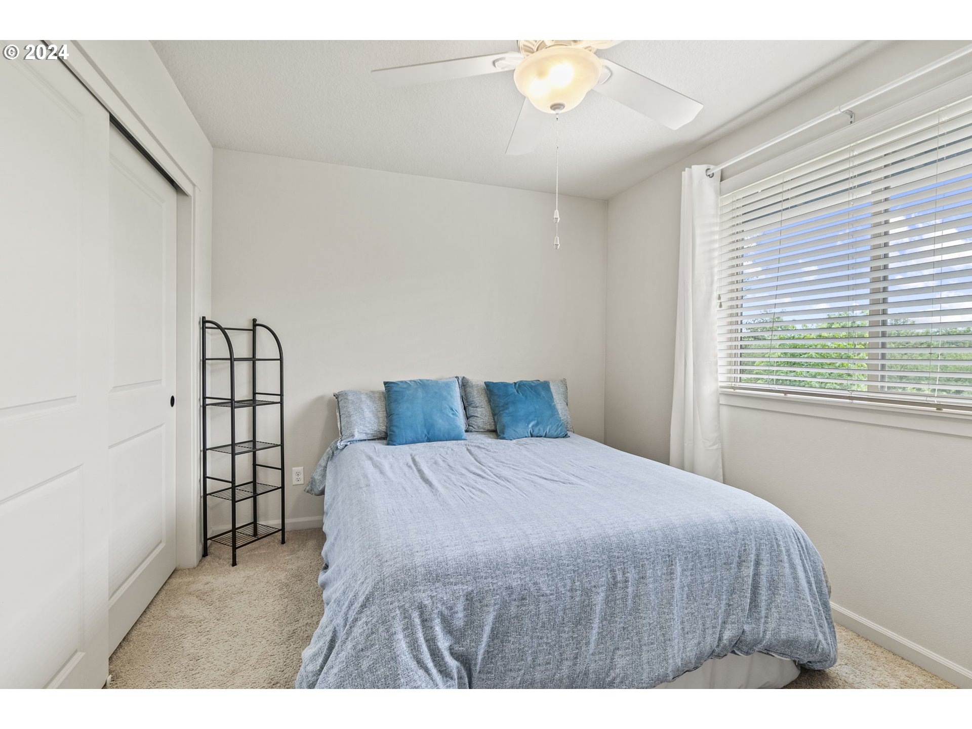 266 North Green Gables Loop Ridgefield, WA 98642 - Photo 25 of 37 a bedroom with a bed and a window