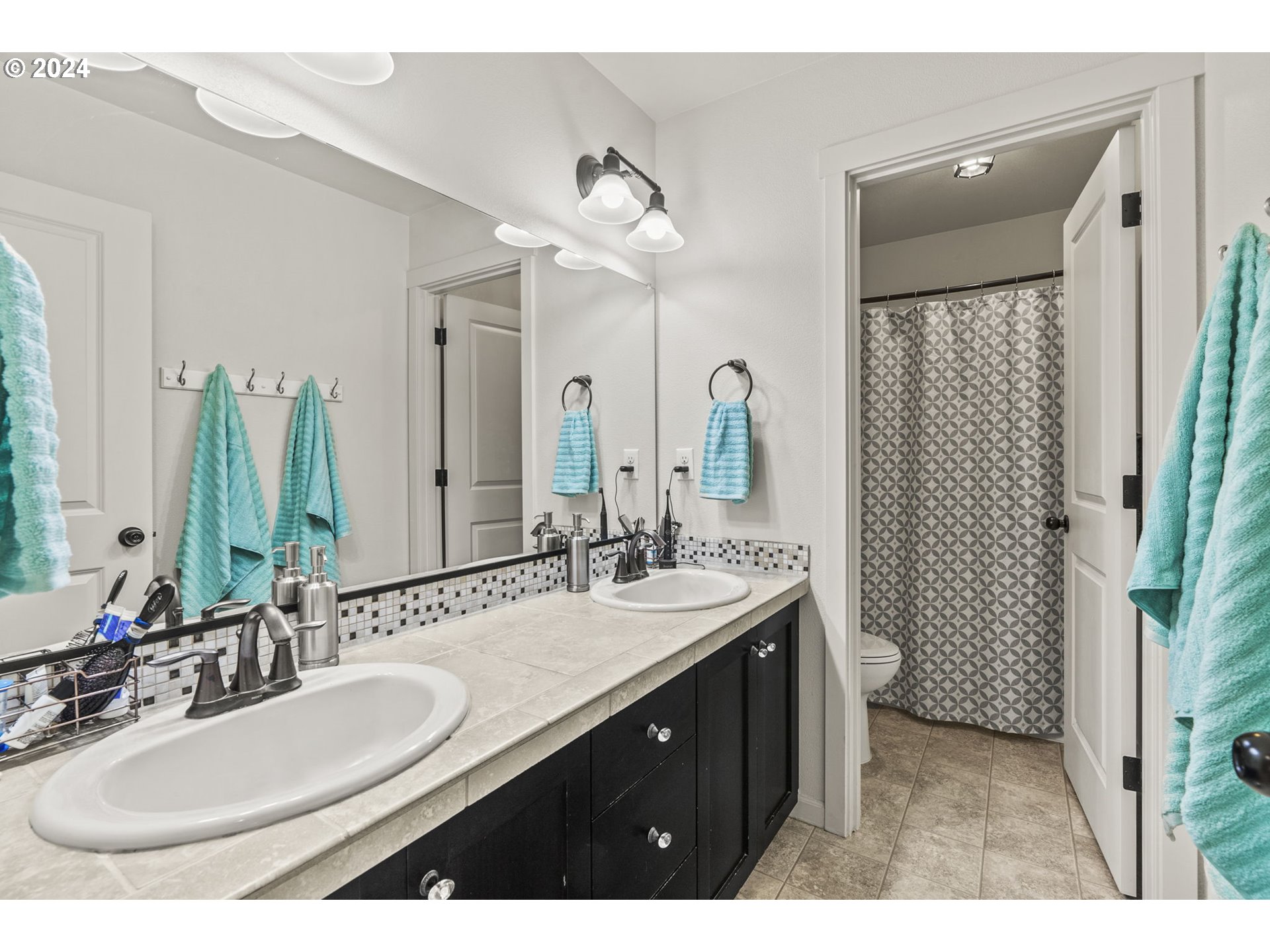 266 North Green Gables Loop Ridgefield, WA 98642 - Photo 27 of 37 a bathroom with a double vanity sink and a mirror