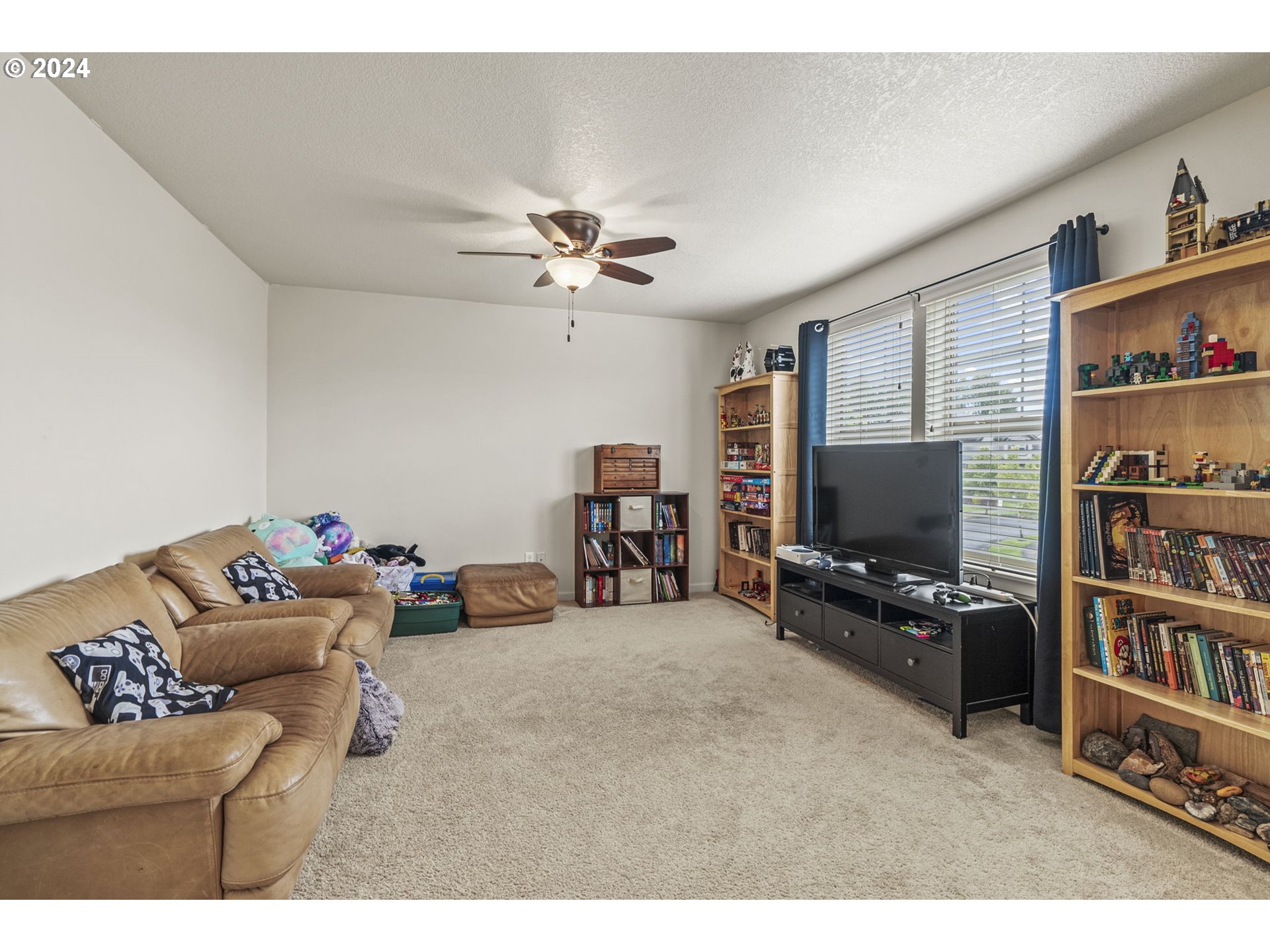 266 North Green Gables Loop Ridgefield, WA 98642 - Photo 29 of 37 a living room with furniture and a flat screen tv