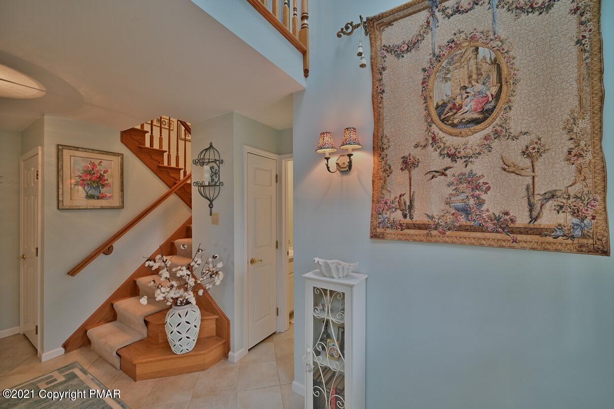 154 Skyview Circle Sciota, PA 18354 - Photo 11 of 114 Nice Size Foyeroyer