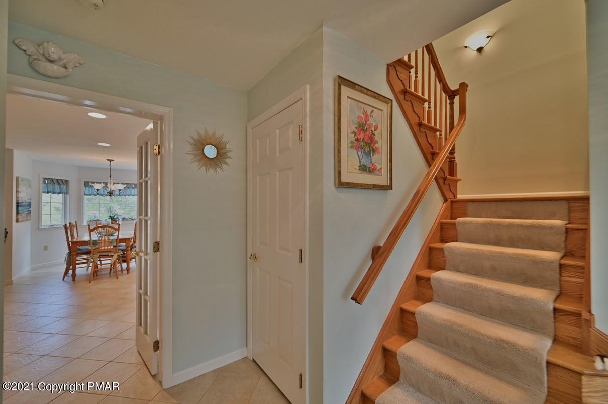 154 Skyview Circle Sciota, PA 18354 - Photo 12 of 114 Stairway