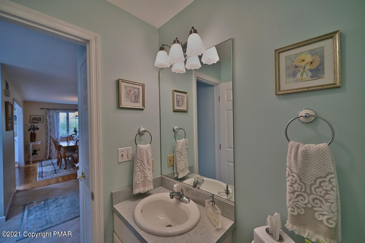 154 Skyview Circle Sciota, PA 18354 - Photo 21 of 114 Half Bath