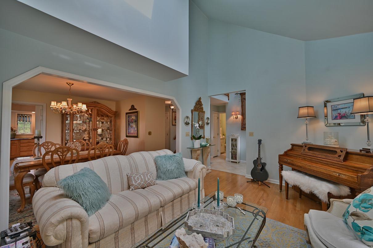 154 Skyview Circle Sciota, PA 18354 - Photo 28 of 114 Living Room