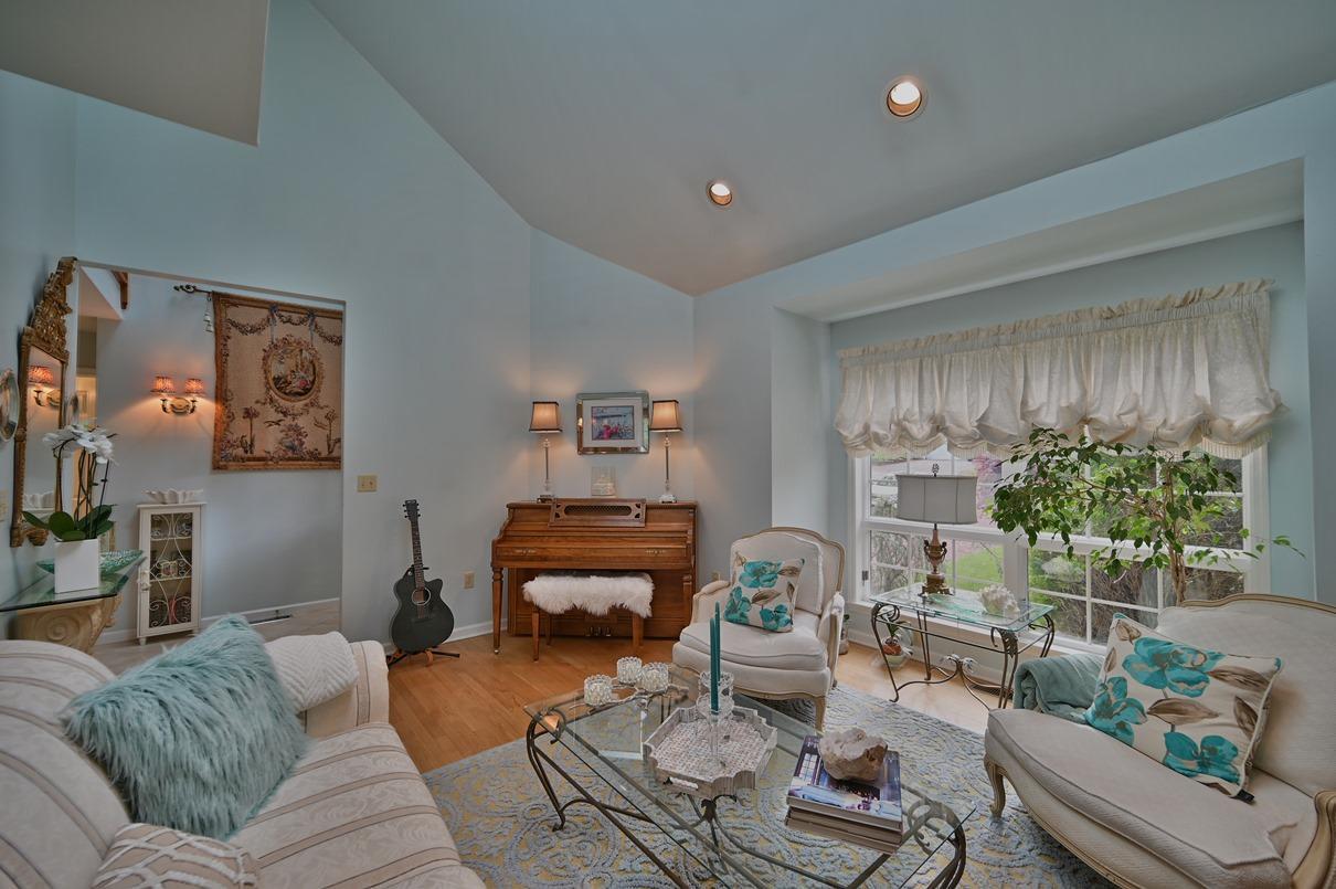 154 Skyview Circle Sciota, PA 18354 - Photo 30 of 114 Living Room