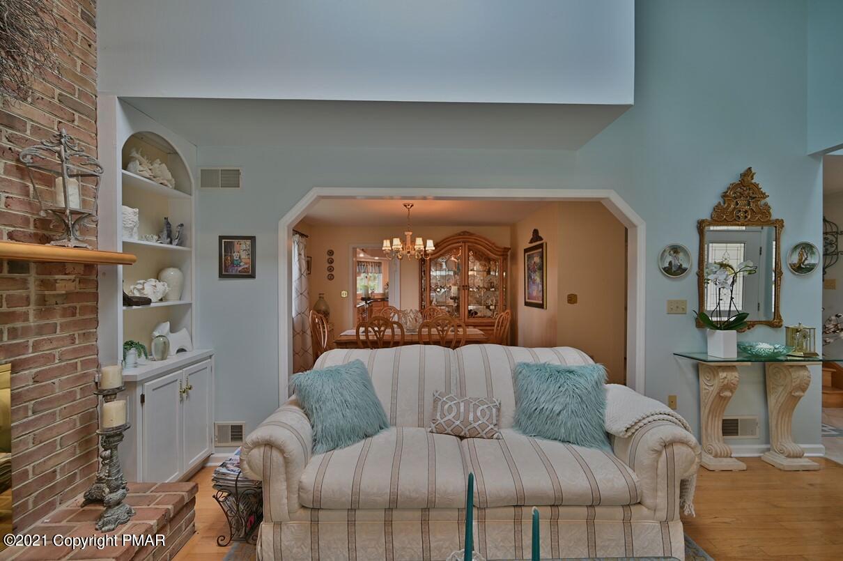 154 Skyview Circle Sciota, PA 18354 - Photo 31 of 114 Living Room