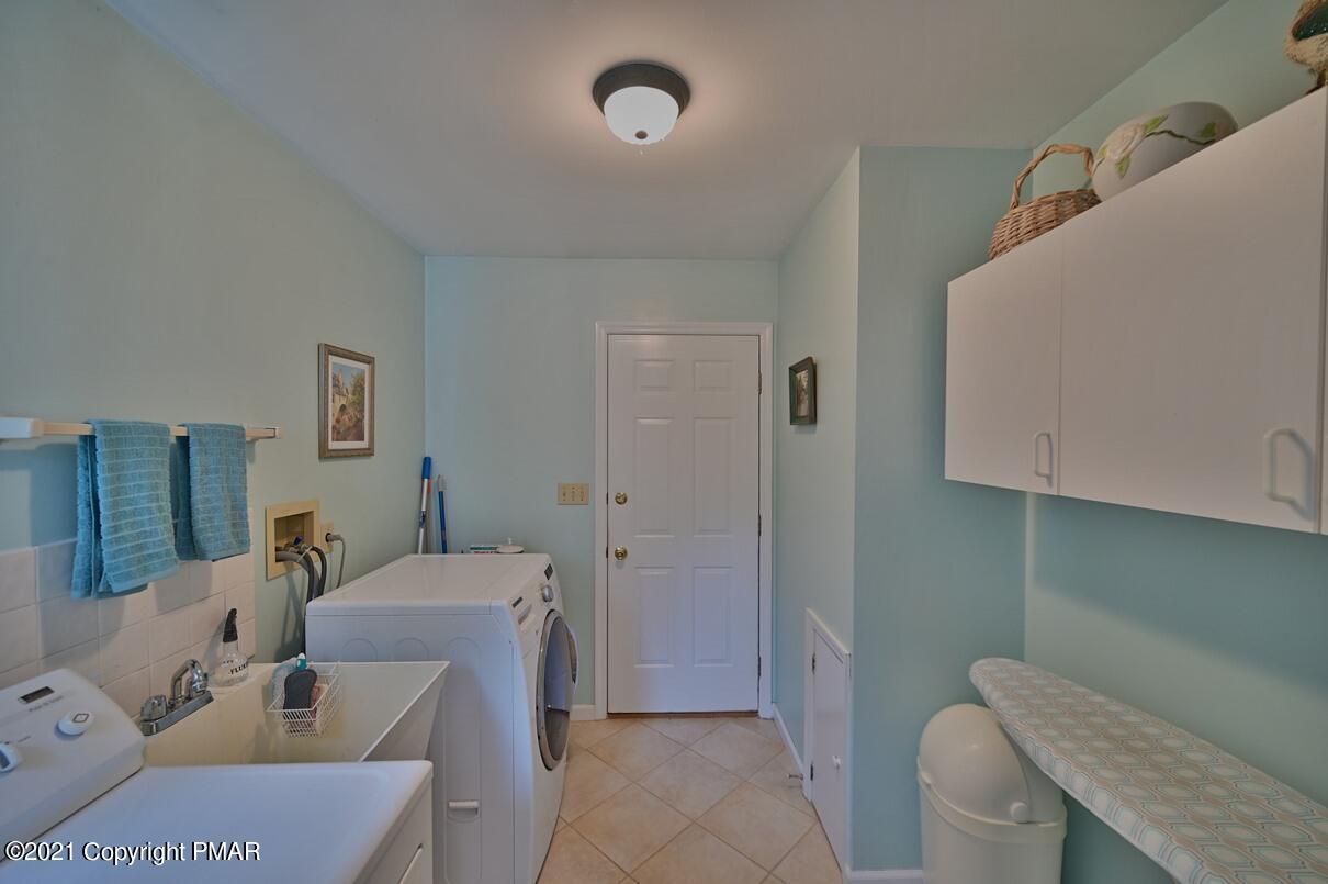 154 Skyview Circle Sciota, PA 18354 - Photo 40 of 114 Laudry Mudroom