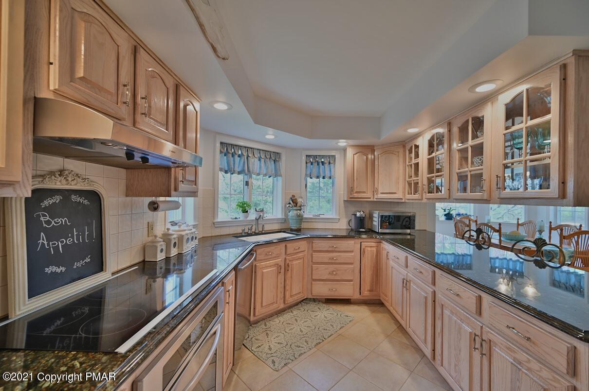 154 Skyview Circle Sciota, PA 18354 - Photo 58 of 114 Kitchen with Granite Counter