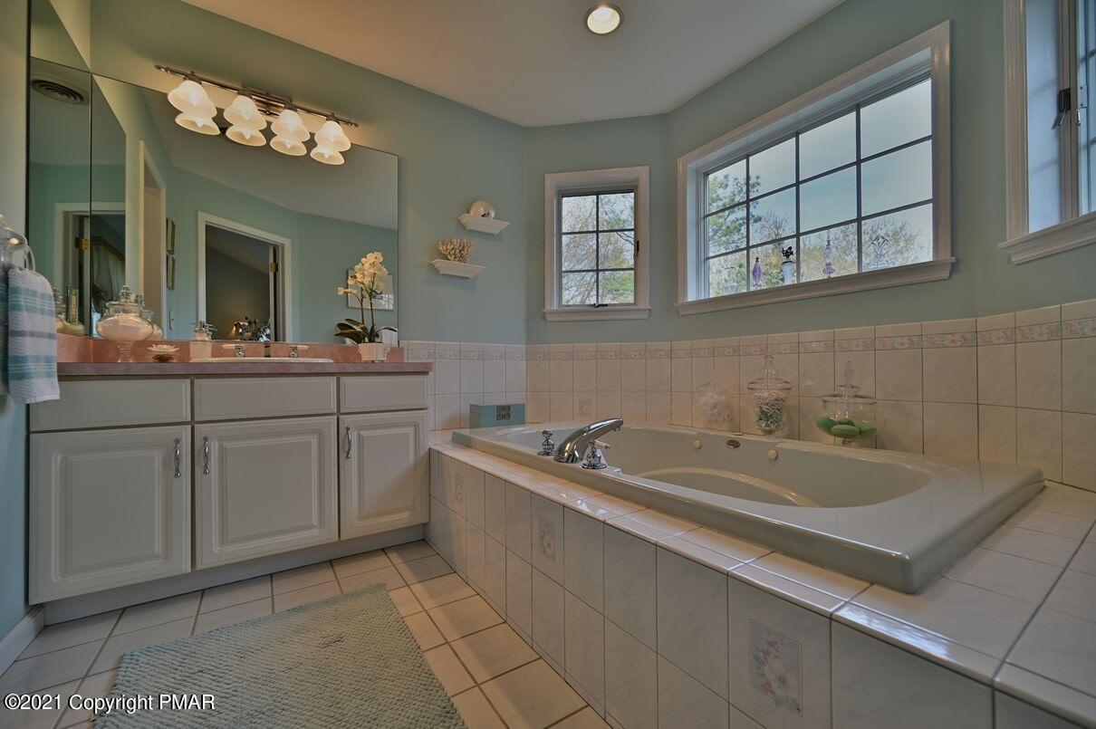 154 Skyview Circle Sciota, PA 18354 - Photo 74 of 114 Master Bath with Jetted Tub