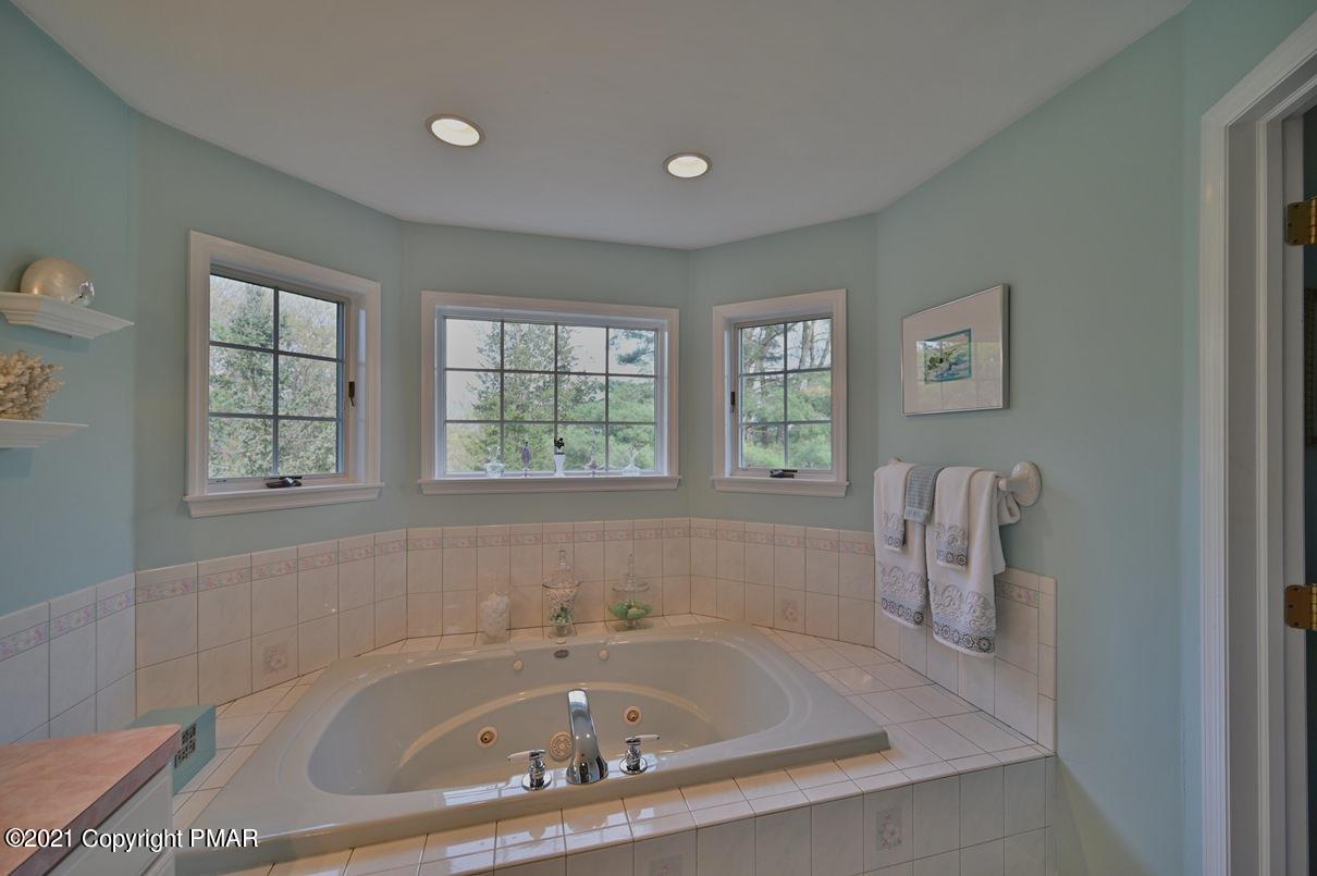 154 Skyview Circle Sciota, PA 18354 - Photo 76 of 114 Jetted Tub in Master Bath