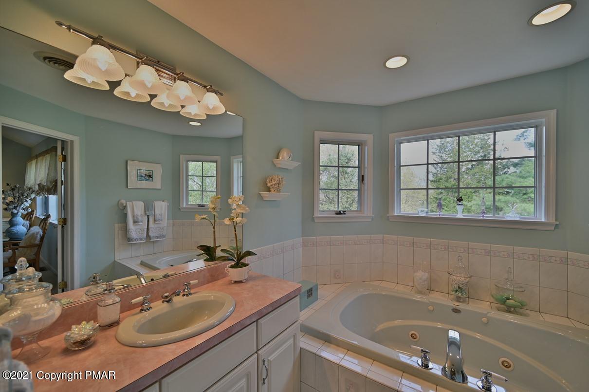 154 Skyview Circle Sciota, PA 18354 - Photo 78 of 114 Master Bath