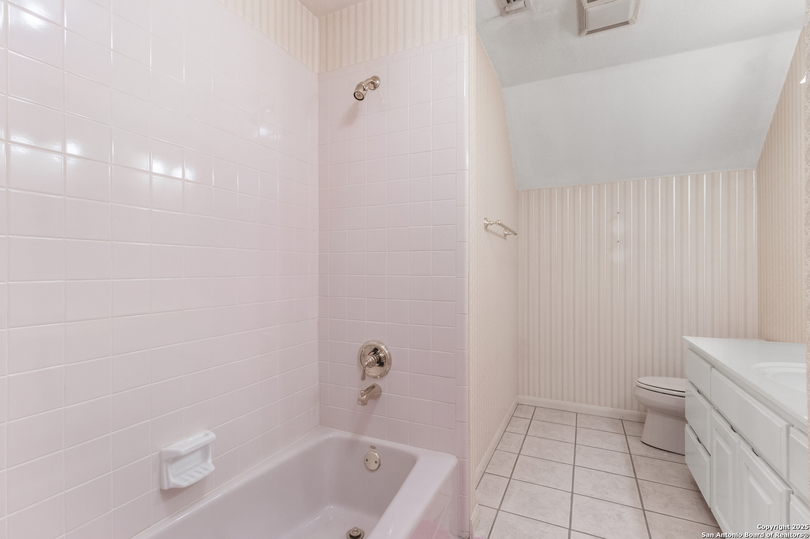 369 Deer Valley Bandera, TX 78003 - Photo 23 of 34 a bathroom with a bathtub and toilet