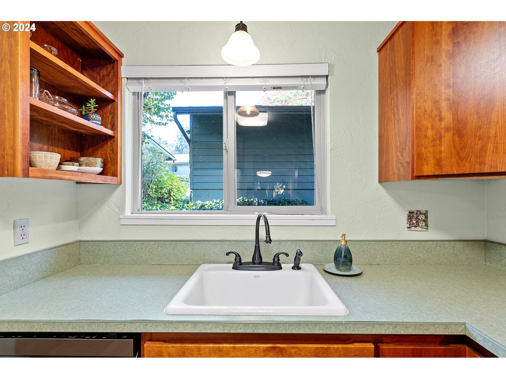 4441 Fox Hollow Road, Unit 5 Eugene, OR 97405 - Photo 7 of 31 Gallery Image 7