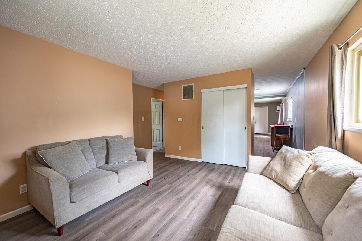 3044 Nuway Road Columbus, OH 43207 - Photo 21 of 44 Living Room