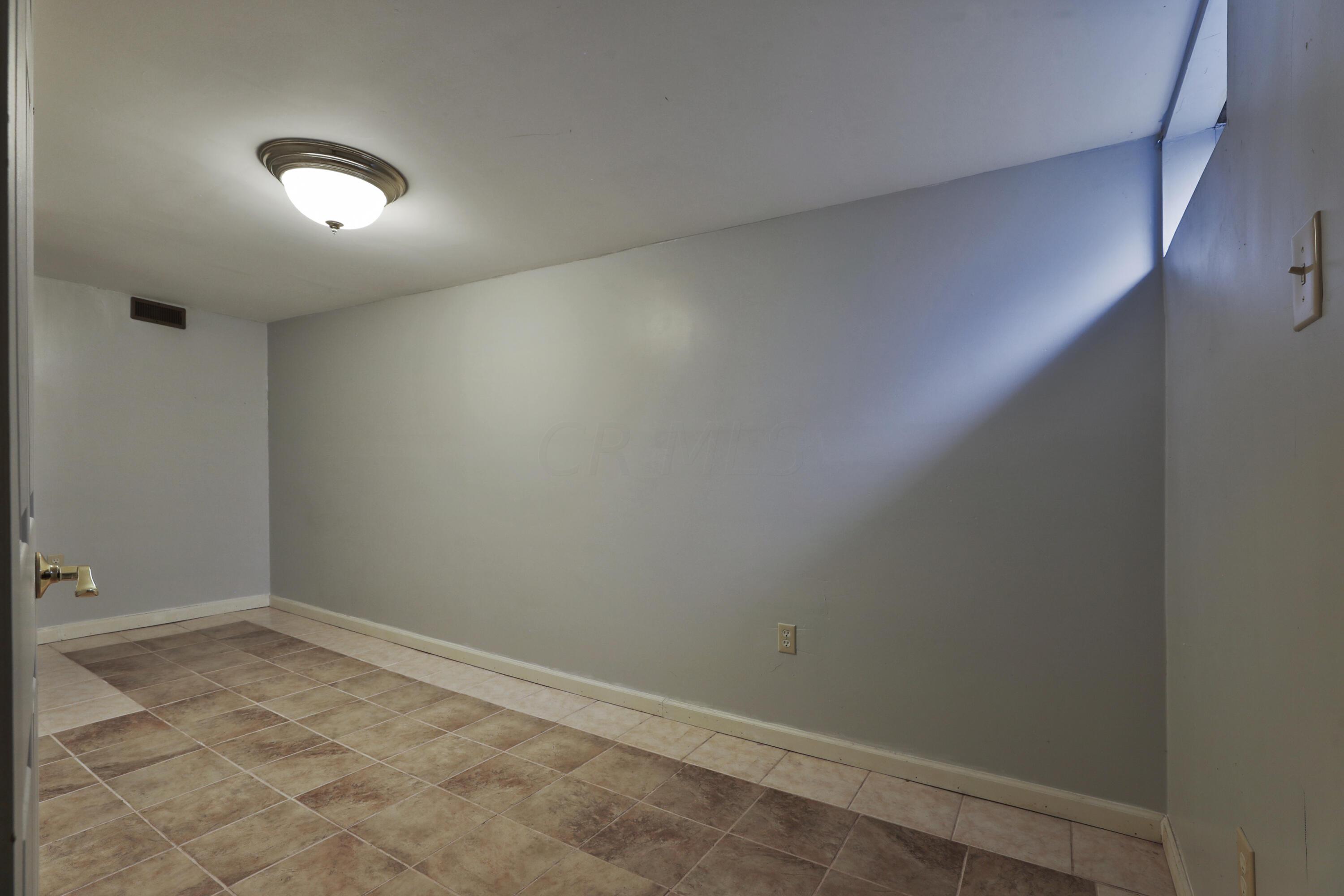 5720 Beechcroft Road, Unit D Columbus, OH 43229 - Photo 26 of 33 5720-Beechcroft-UnitD-32