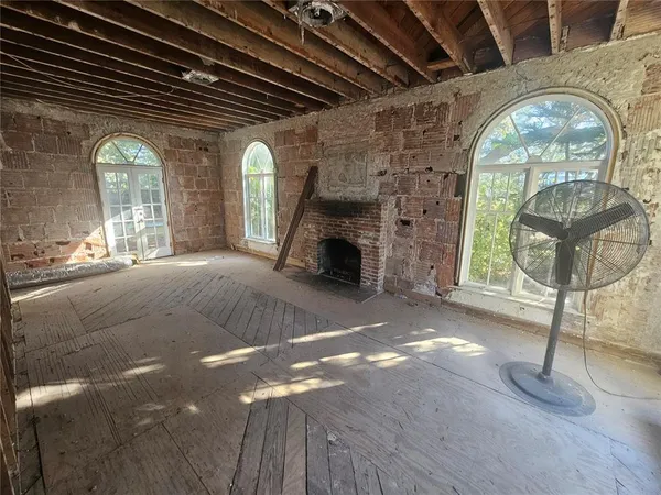 a view of a livingroom with furniture