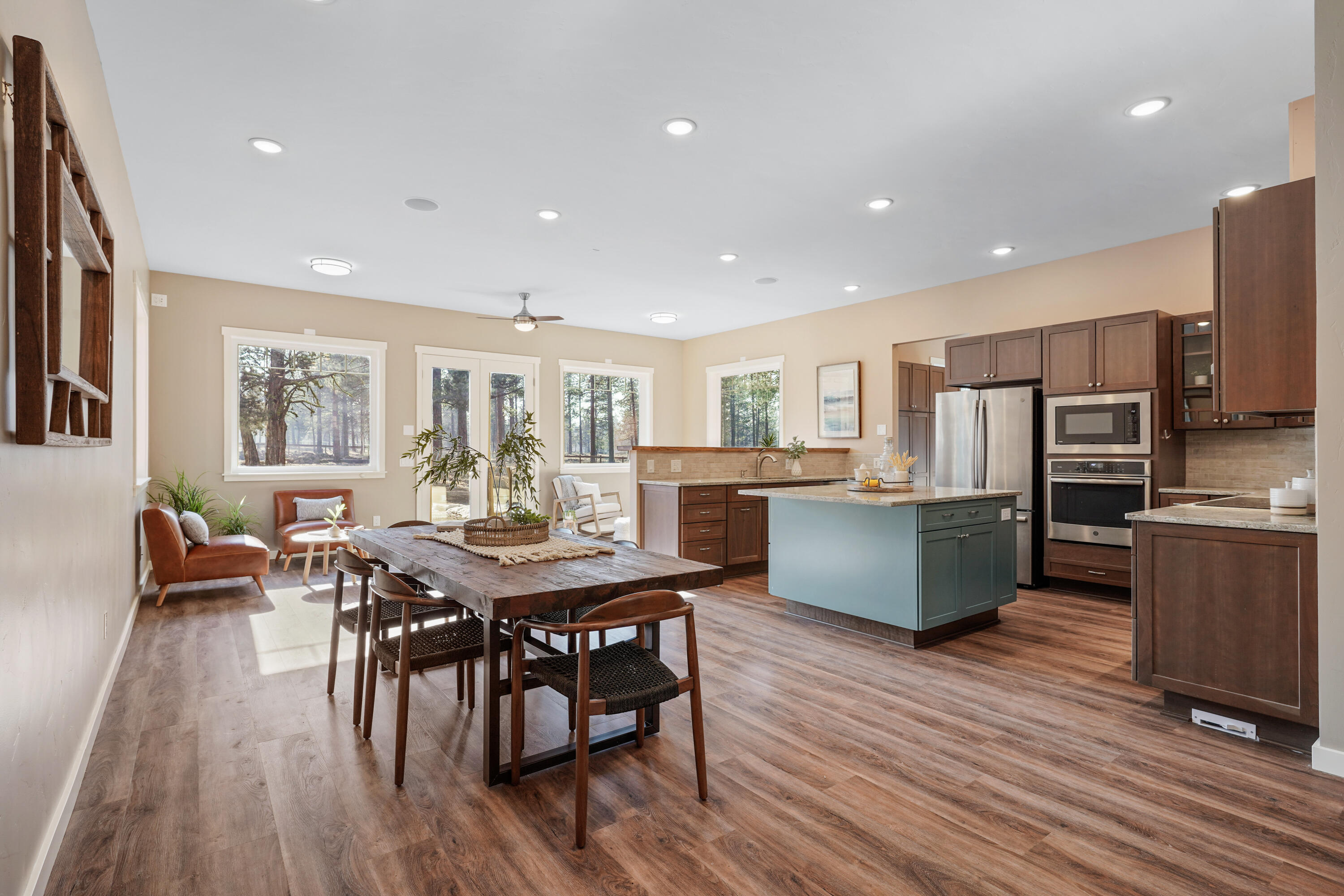 16178 Foothill Loop South Sisters, OR 97759 - Photo 6 of 14 Dining Area