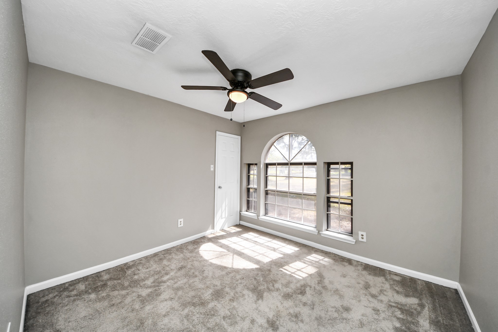 411 Dover Lane Spring, TX 77373 - Photo 32 of 40 an empty room with windows and ceiling fan
