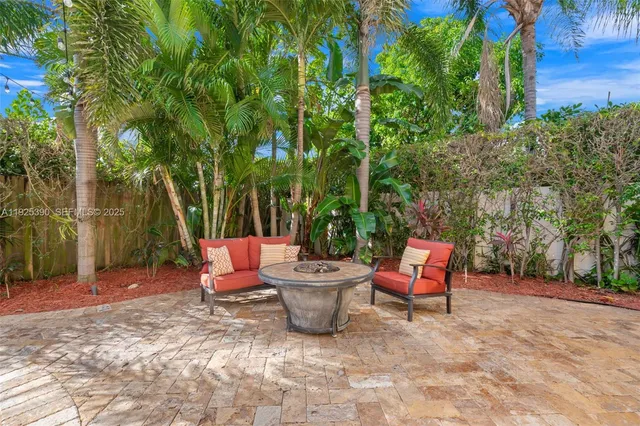 a view of a backyard