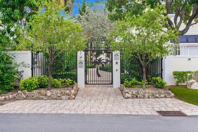 a view of a yard with an tree