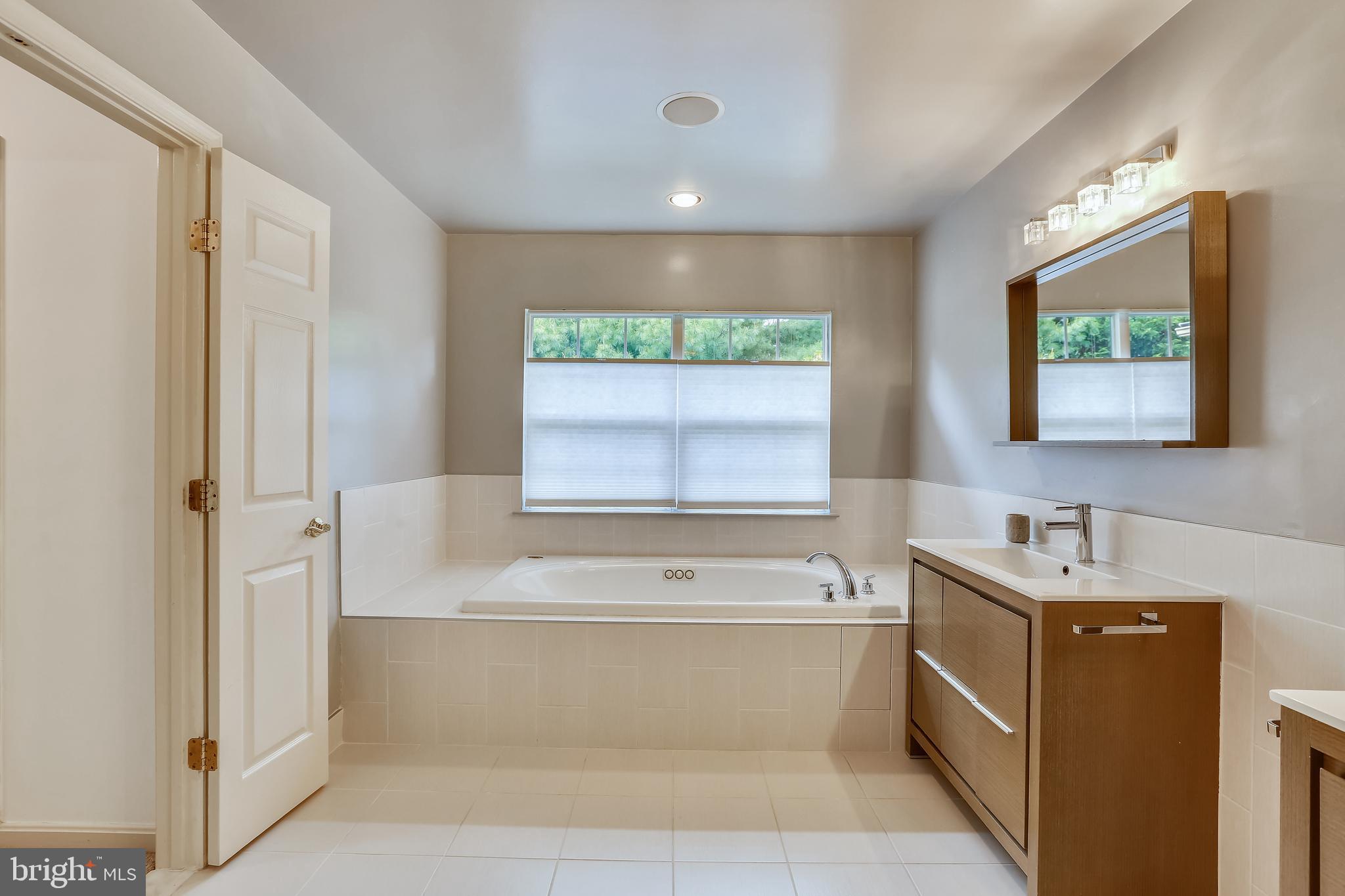 13112 Limetree Road Silver Spring, MD 20904 - Photo 36 of 76 Owners bath