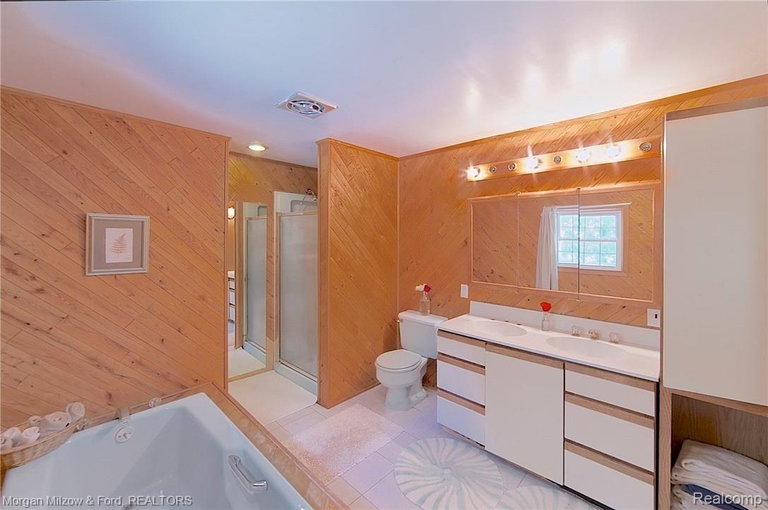 1070 East Fairview Court Rochester, MI 48306 - Photo 18 of 35 Well equipped master bath